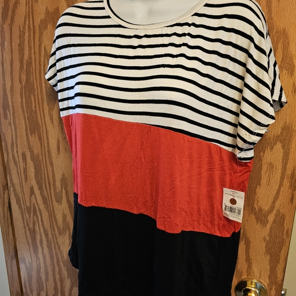 NEW. TOP WOMEN'S SIZE MEDIUM - Picture 3 of 8